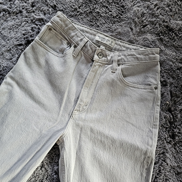 Abercrombie & Fitch Grey High Rise 90's Relaxed Jean Curve Love sz 26 / 2 - Picture 3 of 5